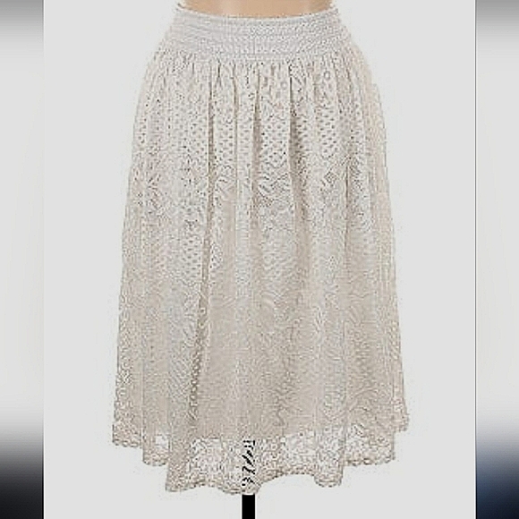 Metrowear high waisted lace skirt in  a cream color, lined in a size XL - Picture 1 of 13